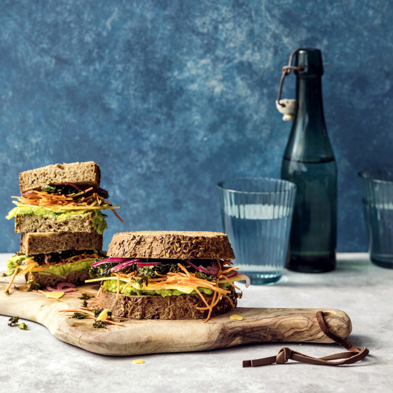 Privat: Sandwich met Beemster Oud 30+, avocadospread, geroosterde boerenkool en ingelegde ui