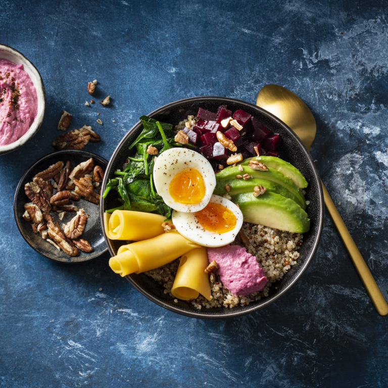 Privat: Buddhabowl met quinoa, bietjes, spinazie en Beemster Jong Belegen 30+