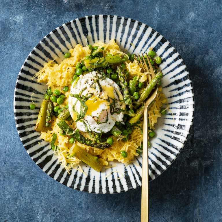 Polenta-Bowl mit pochiertem Ei