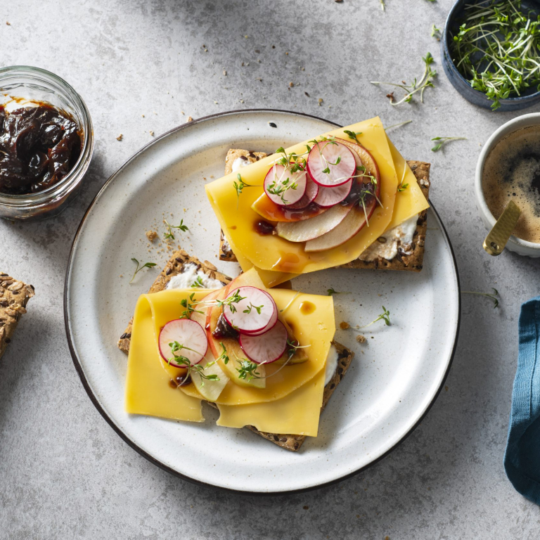 Privat: Spelt-cracker met appel, appelstroop en Beemster Jong Belegen